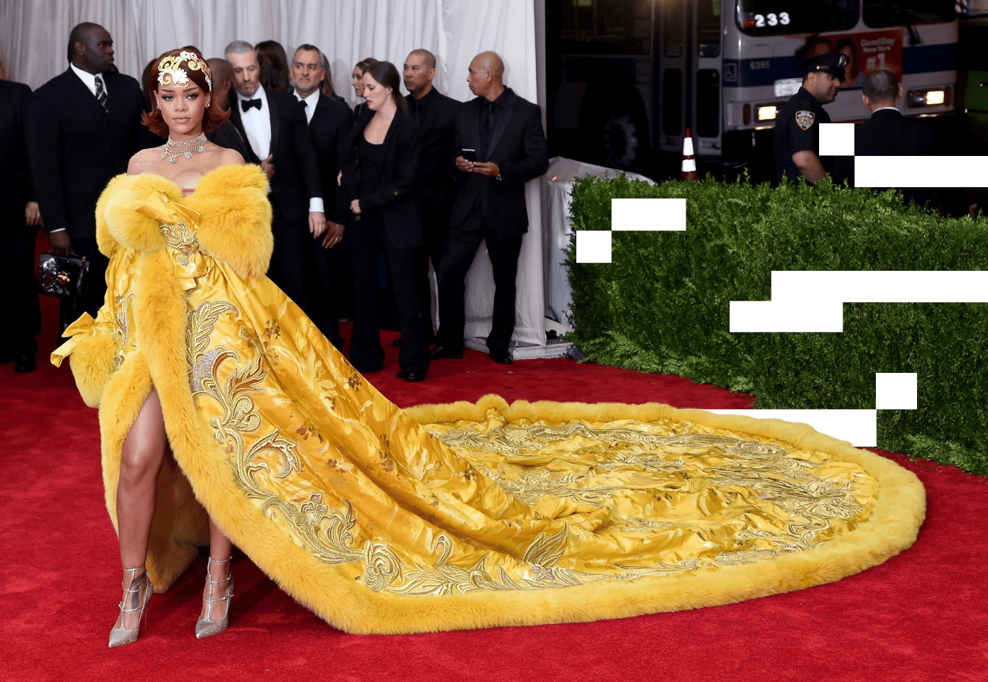 Рианна в желтом платье Guo Pei на Met Gala 2015