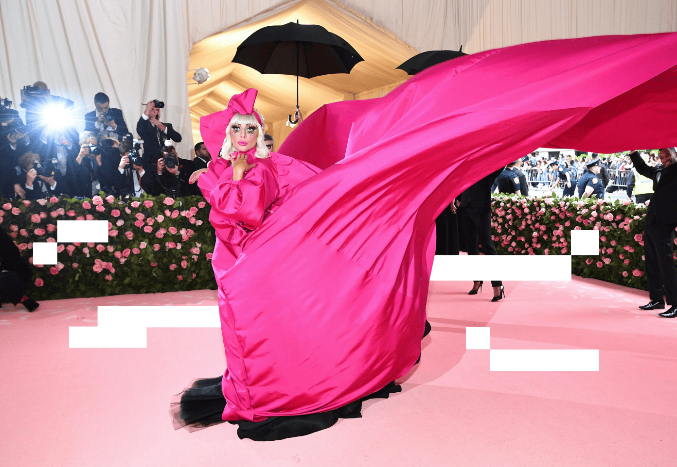 Леди Гага в ярко-розовом платье на Met Gala 2019