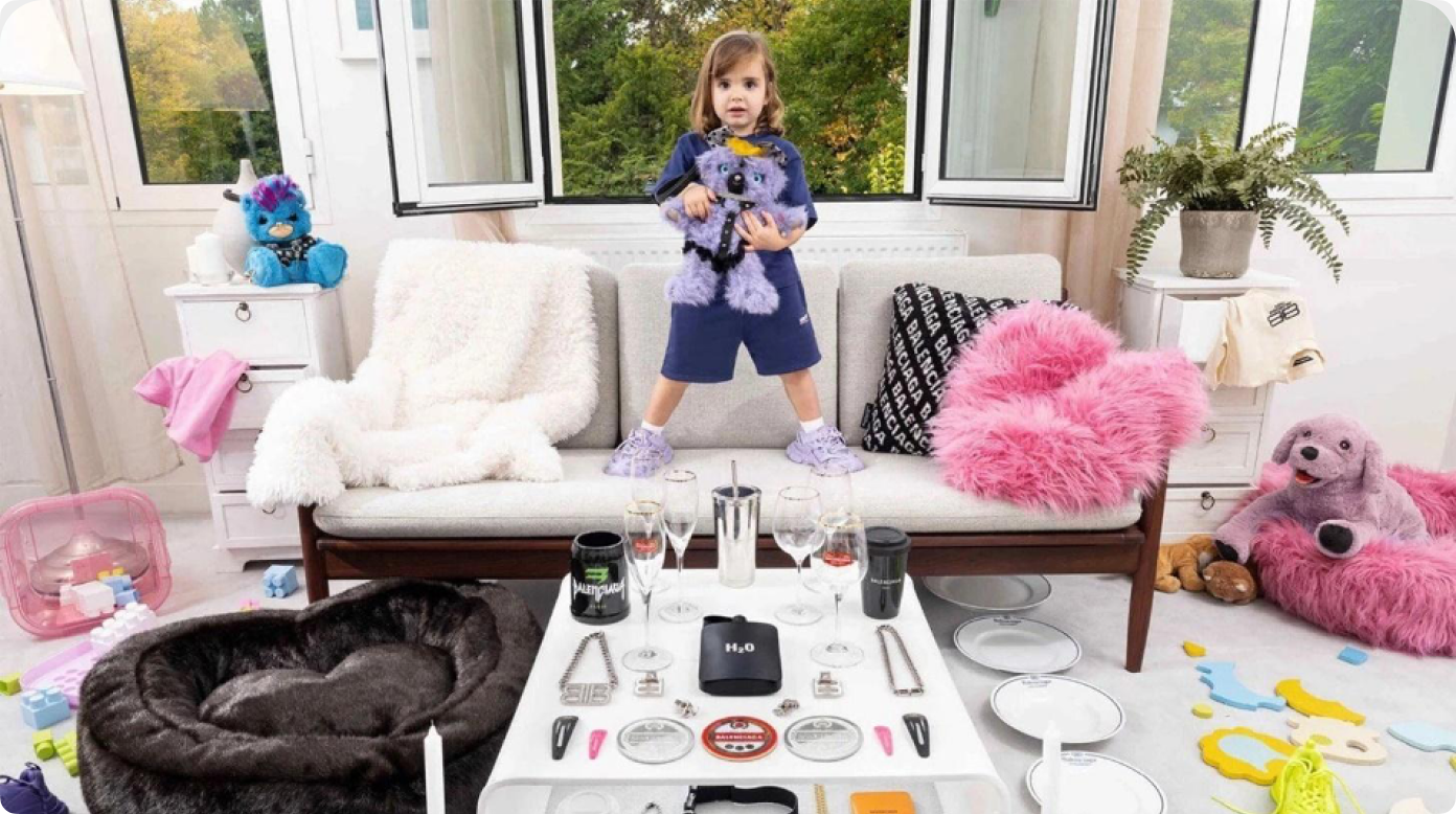 Напомним, год назад Balenciaga выпустил рекламную кампанию, где дети держали в руках плюшевые игрушки с элементами БДСМ-символики. Бренд обвинили в поддержке педофилии и насилия. 