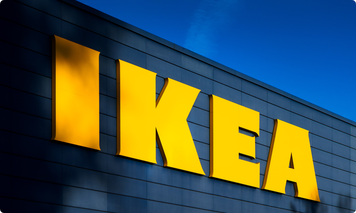 IKEA приглушает яркий желтый синим фоном: такой контраст читаем и приятен глазу